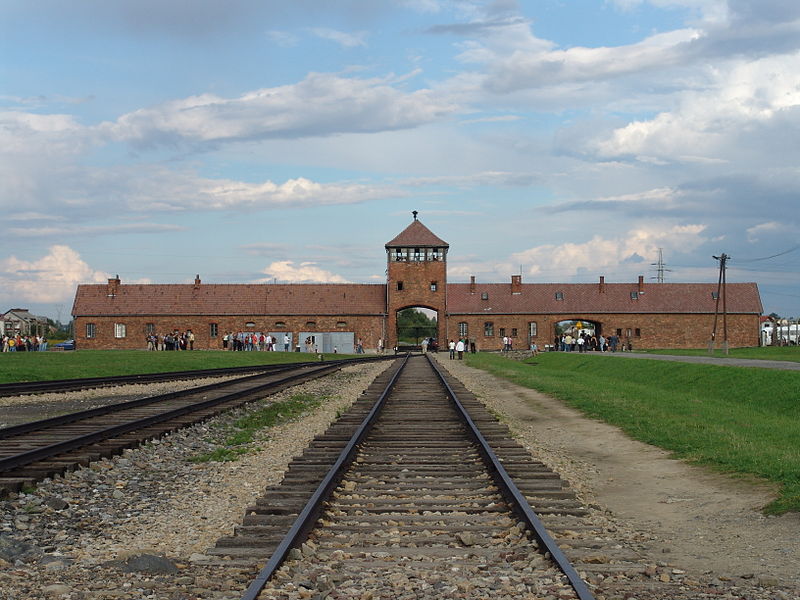 800px-Birkenau_gate.JPG