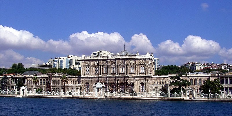 800px-Dolmabahce.jpg